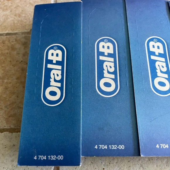 Lot of 4 Oral-B Replacement Electric Toothbrush Heads NWT - Picture 5 of 11